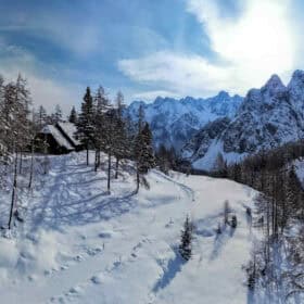 Cabaña alpina abierta todo el año en el puerto de Vršič Eslovenia