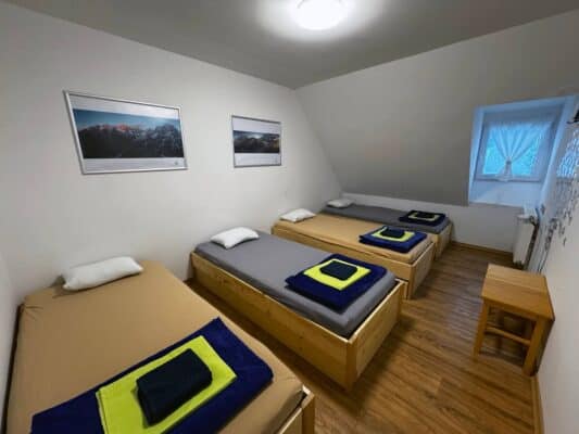 Reserve su alojamiento, habitación privada o cama en el paso de Vršič, entre Kranjska Gora, el nacimiento del río Soča y Trenta. Habitación privada de 4 camas en el refugio Erjavčeva Vršič Kranjska Gora.