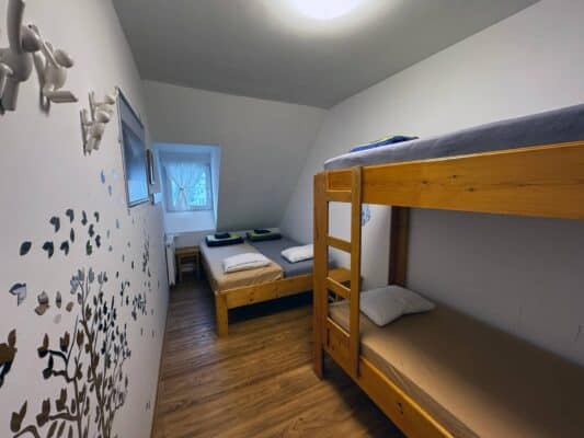 Reserve su alojamiento, habitación privada o cama en el paso de Vršič, entre Kranjska Gora, el nacimiento del río Soča y Trenta. Habitación privada de 4 camas en el refugio Erjavčeva Vršič Kranjska Gora.