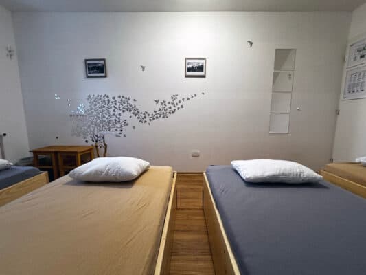 Reserve su alojamiento, habitación privada o cama en el paso de Vršič, entre Kranjska Gora, el nacimiento del río Soča y Trenta. Habitación privada de 4 camas en el refugio Erjavčeva Vršič Kranjska Gora.