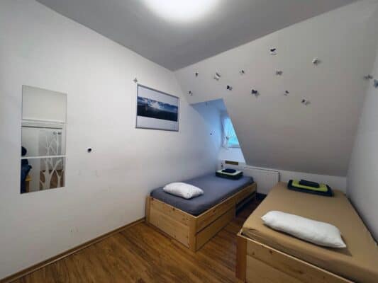 Reserva tu alojamiento, habitación privada o cama en el paso de Vršič, entre Kranjska Gora, el nacimiento del río Soča y Trenta. Habitación doble en la cabaña Erjavčeva Vršič Kranjska Gora