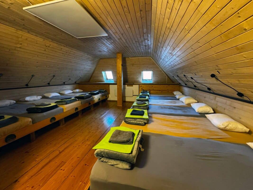 Cama individual en dormitorio mixto habitación compartida Vršič Kranjska Gora