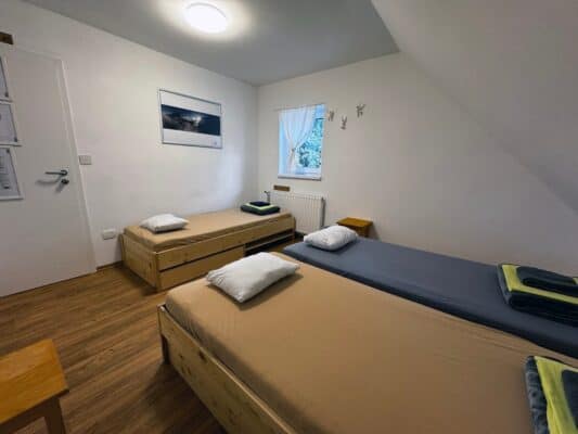 Reserva tu alojamiento, habitación privada o cama en el paso de Vršič, entre Kranjska Gora, el nacimiento del río Soča y Trenta. Habitación triple en la cabaña Erjavčeva Vršič Kranjska Gora