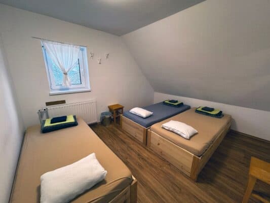Reserva tu alojamiento, habitación privada o cama en el paso de Vršič, entre Kranjska Gora, el nacimiento del río Soča y Trenta. Habitación triple en la cabaña Erjavčeva Vršič Kranjska Gora
