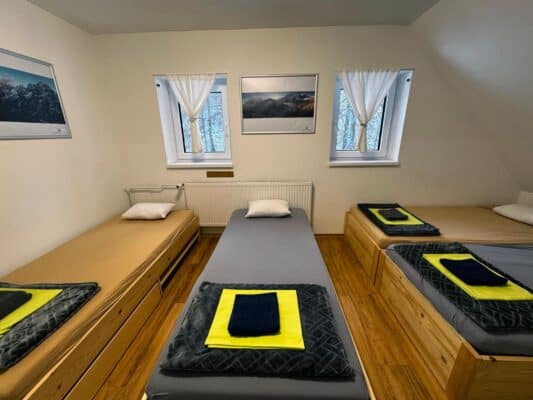 Reserve su alojamiento, habitación privada o cama en el paso de Vršič, entre Kranjska Gora, el nacimiento del río Soča y Trenta. Habitación privada de 4 camas en el refugio Erjavčeva Vršič Kranjska Gora.