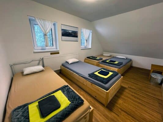 Reserve su alojamiento, habitación privada o cama en el paso de Vršič, entre Kranjska Gora, el nacimiento del río Soča y Trenta. Habitación privada de 4 camas en el refugio Erjavčeva Vršič Kranjska Gora.